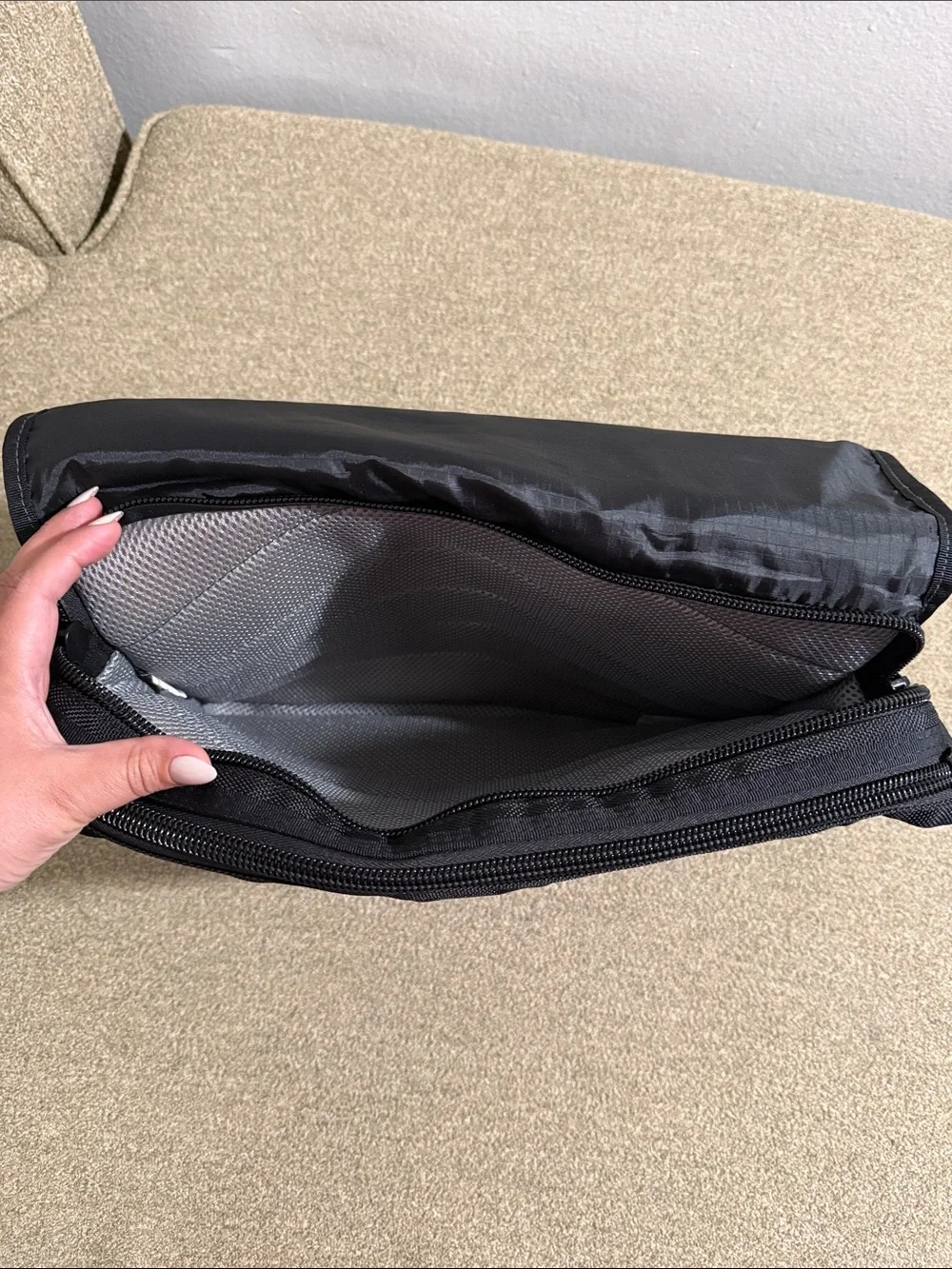 Targus Laptop Bag in Black W/ Shoulder Strap & Handle Magnetic Flaps Padded